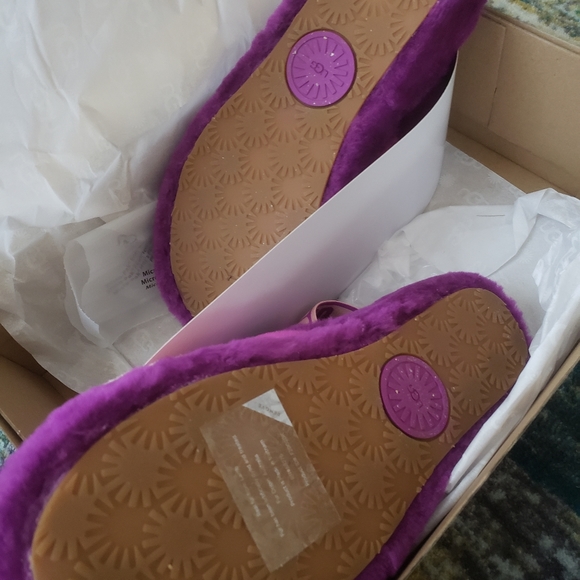 SOLD- Ugg Fluff Yeah Slide in Berrylicious - Picture 3 of 9